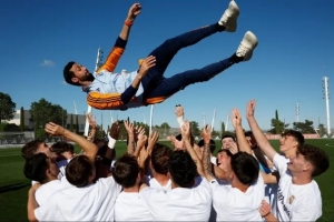 yl23455永利-皇马U19青年队提前一轮联赛夺冠，主帅阿韦洛亚三年两夺联赛冠军